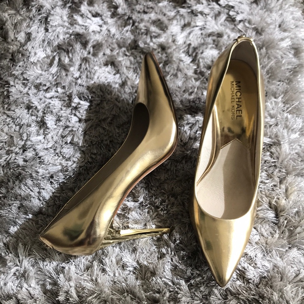 Michael Kors Gold pointy pumps